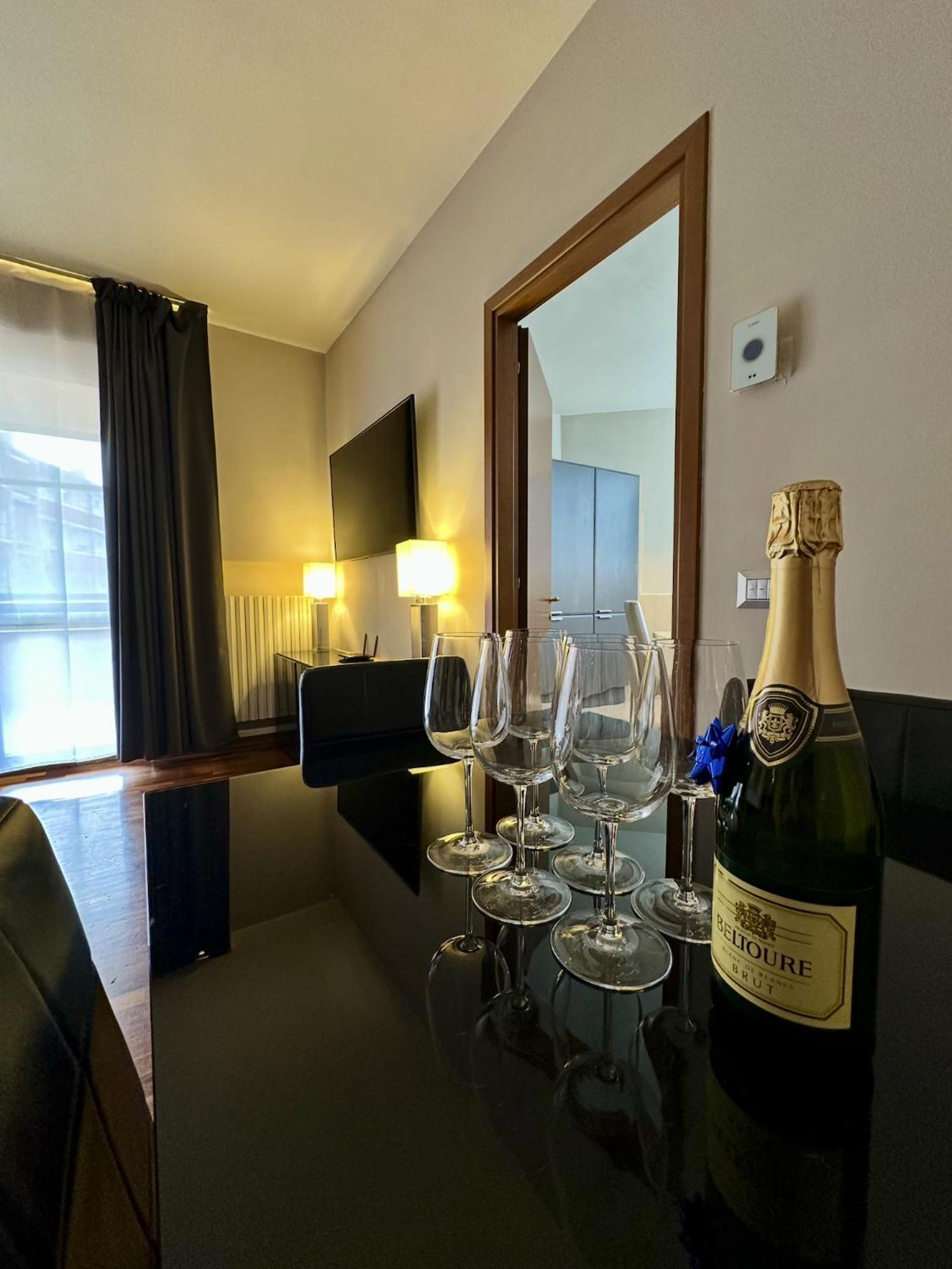 King Apartment Milano Bocconi Milão Exterior foto